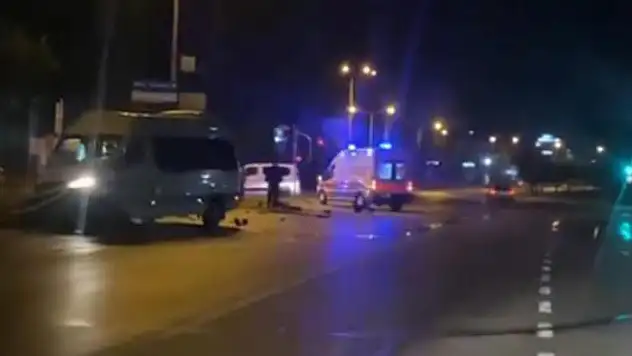 Adana'da servis minibüsü ile otomobil çarpıştı: 1 ölü, 9 yaralı