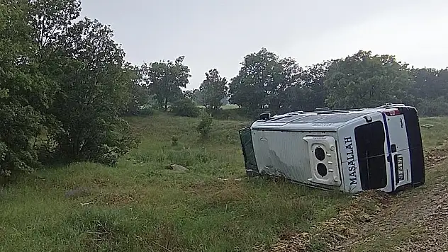 Afyonkarahisar'da minibüs devrildi: 14 işçi yaralı