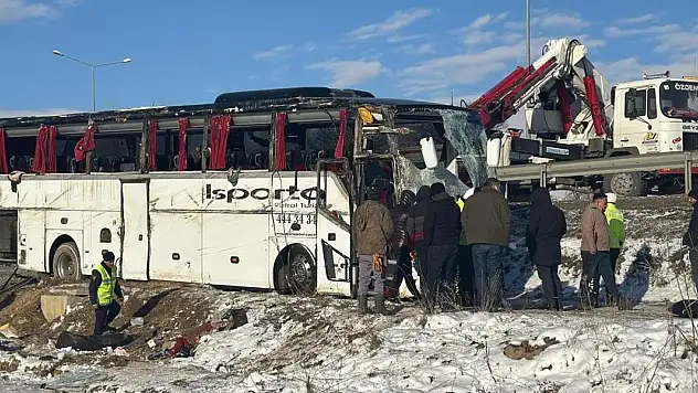 Afyonkarahisar'da yolcu otobüsü şarampole devrildi: Ölü ve yaralılar var