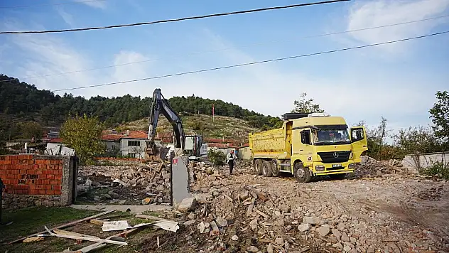 Ağır hasarlı binaların yıkım çalışmaları sürüyor