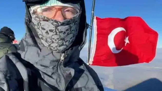 Ağrı Dağı zirvesinde 'Cumhuriyet' coşkusu