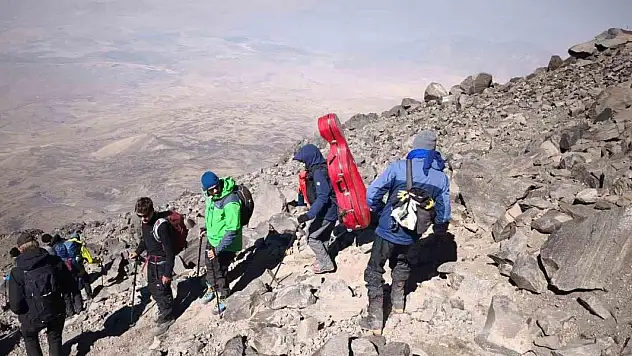 Ağrı Dağı'nda sıcak hava kayaları yerinden oynattı