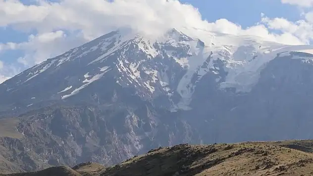 Ağrı Dağı'nın zirvesindeki takke buzulu eriyor