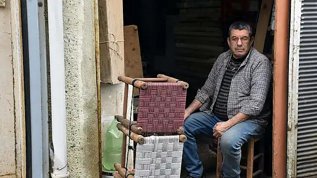 Ahşap tabure ustası, 57 yıldır mesleğini sürdürüyor