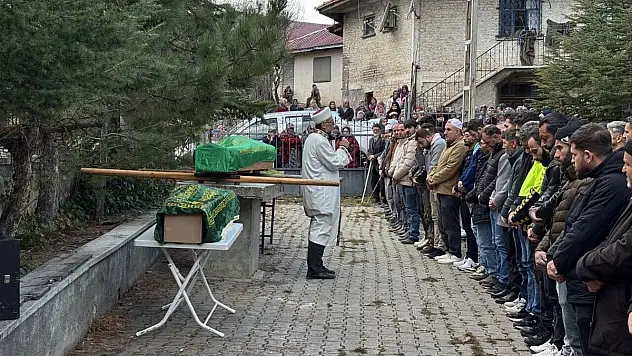 Ailesini öldüren polisin eşi ile 2 çocuğu toprağa verildi
