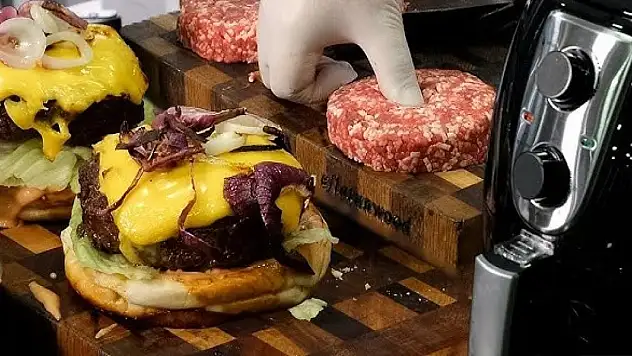 Airfryer peynirli hamburger yapmanın yolu. 10 dakikada yeni nesil lezzet