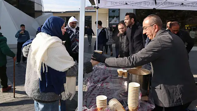 AK Parti Meram, sıvana çalışan gençlerin yanında