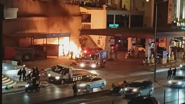Akaryakıt istasyonundaki otomobilde yangın çıktı