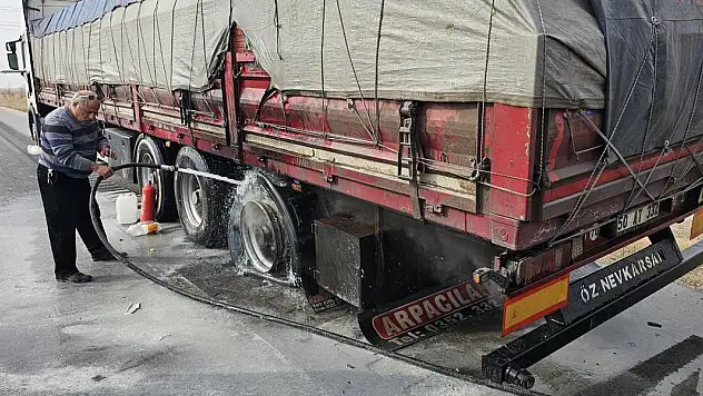 Aksaray-Konya kara yolunda tırın lastiği alev aldı