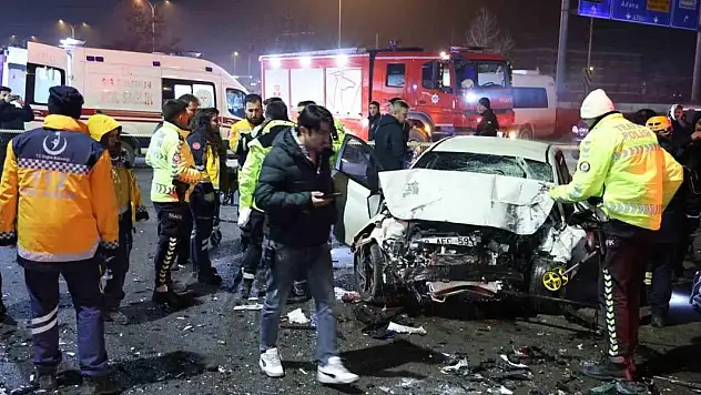 Aksaray'da otomobil ile otobüs çarpıştı: 1 ölü