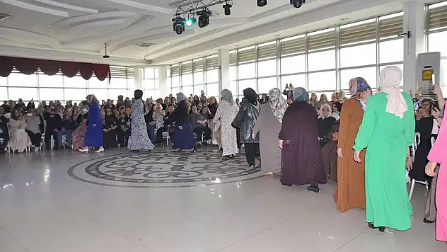 Akşehir'de kursiyerlerin hazırladığı kıyafetler sergilendi
