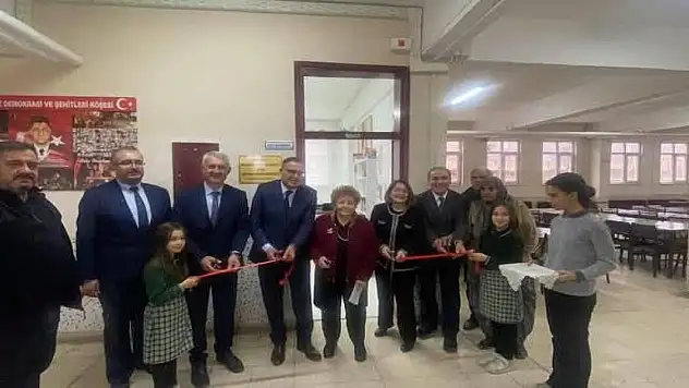 Akşehir'de hayırsever aileden okula kütüphane