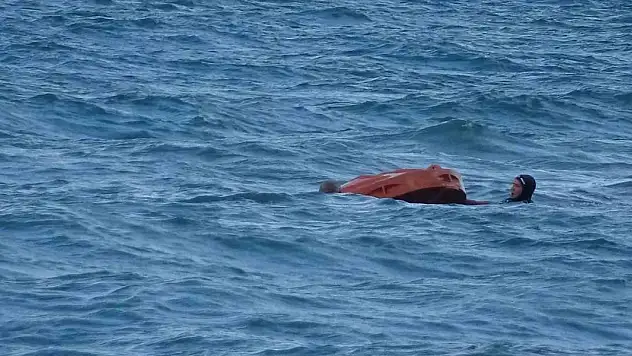 Alabora olan bottaki 4 kişi boğulmaktan son anda kurtuldu