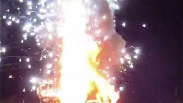 Alev alan otomobil bomba gibi patladı