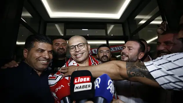 Alex de Souza teknik ekibini açıkladı