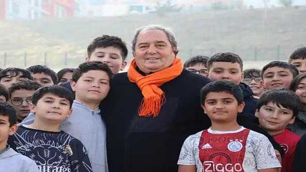 Alkışlarla uğurlanan emekli öğretmen: İnanılmaz bir duygu yaşadım