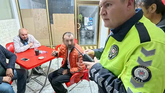 Alkollü halde kaza yaptı! Kahveye oturup çay içti