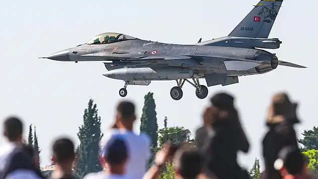 Alper Gezeravcı, F-16 ile Adana semalarında süzüldü, nefesleri kesti