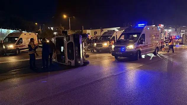 Ambulans ciple çarpıştı! 3 sağlık personeli yaralı