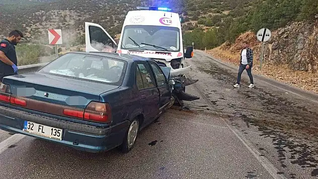 Ambulans ile otomobil çarpıştı: 4 yaralı