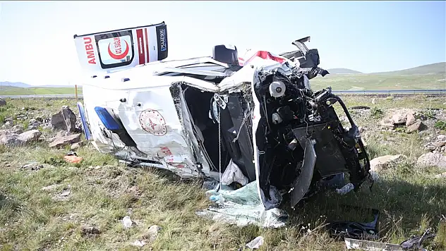 Ambulans şarampole devrildi, 4 sağlıkçı yaralandı