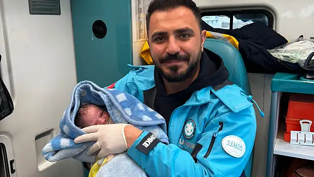 Ambulansta doğan bebeğe sağlık personelinin adı verildi