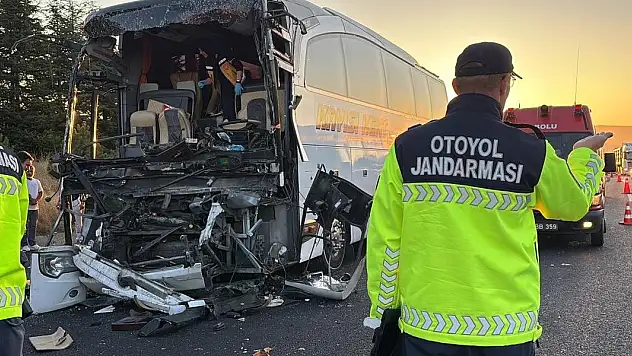 Anadolu Otoyolu'nda otobüs kamyona çarptı: 1 ölü, 10 yaralı