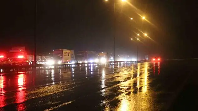 Anadolu Otoyolu'nda tır devrildi! Uzun araç kuyrukları oluştu