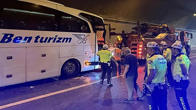 Anadolu Otoyolu'nun Kocaeli kesiminde 4 aracın karıştığı kazada 15 kişi yaralandı
