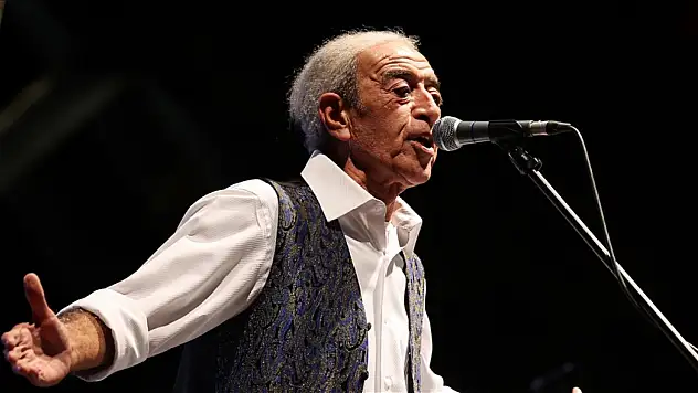 Anadolu rock müziğinin önde gelen temsilcilerinden: Edip Akbayram...