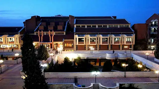 Anadolu Üniversitesi Kütüphanesi 7/24 öğrencilerin yanında