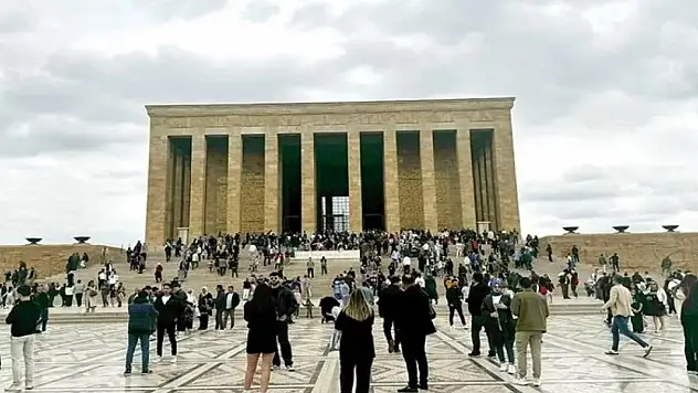 Anıtkabir'de bayram tatilinde ziyaretçi yoğunluğu
