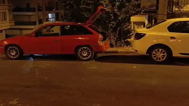 Ankara'da aniden hareket eden araç park halindeki 3 araca çarptı