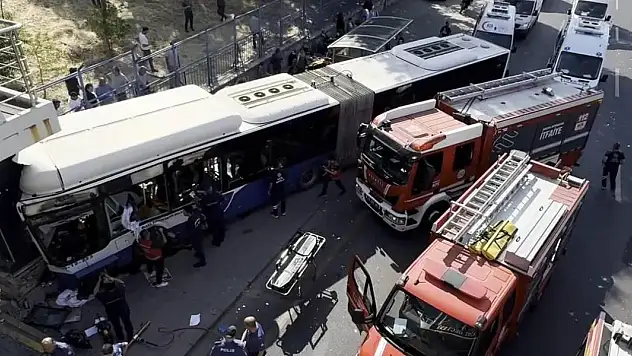 Ankara'da belediye otobüsü kaza yaptı: 20 yaralı