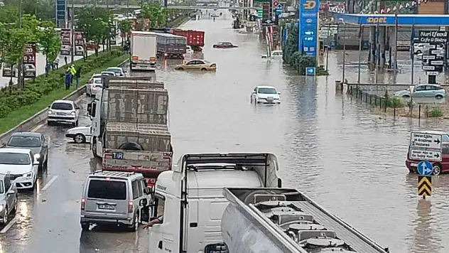 Ankara'da caddeler göle dönerken otomobiller suya gömüldü