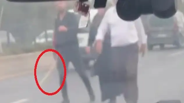 Ankara'da elinde sopayla trafiği tehlikeye atan sürücü yakalandı