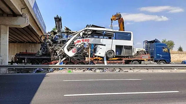Ankara'da feci kazada hurdaya dönen otobüs yoldan kaldırıldı