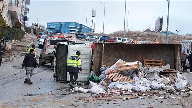 Ankara'da hafriyat kamyonu 11 araca çarparak devrildi