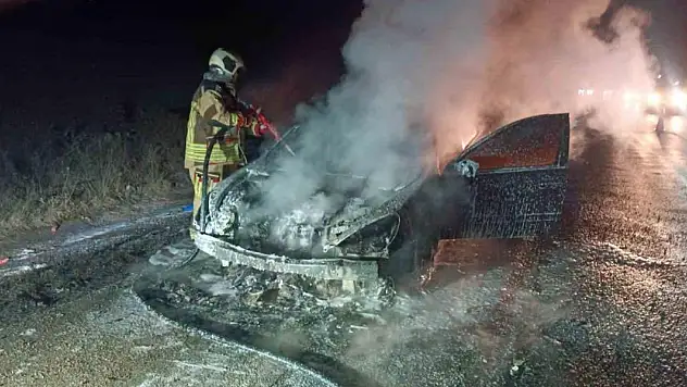 Ankara'da seyir halindeki araç alev aldı
