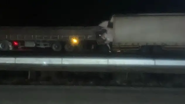 Ankara'da, yol kenarındaki TIR'a çarpan kamyonun şoförü öldü
