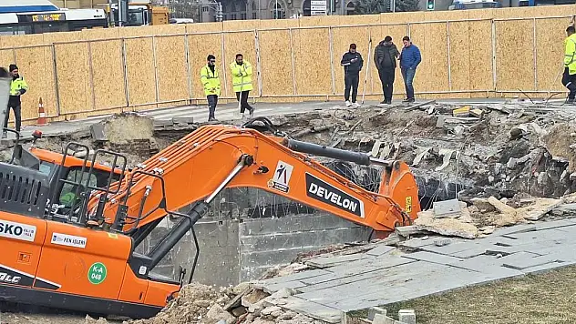 Ankara'da Yüzüncü Yıl Meydanı'nda göçük