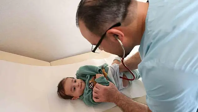 Anne karnında böbreği şişen bebek, ameliyatla sağlığına kavuştu