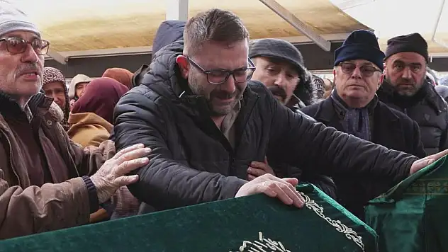 Annelerinin bileklerini keserek öldürdüğü 2 çocuk toprağa verildi