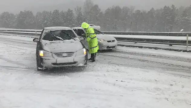 Antalya-Konya karayolunda kar 15 santimetreye ulaştı