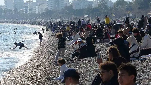 Antalya şubatta baharı yaşadı