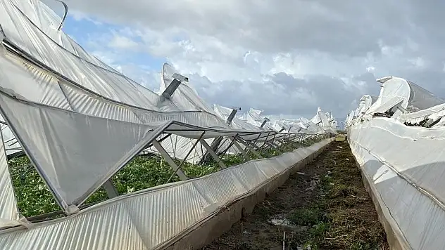 Antalya'da hortum ve sağanak seralara zarar verdi