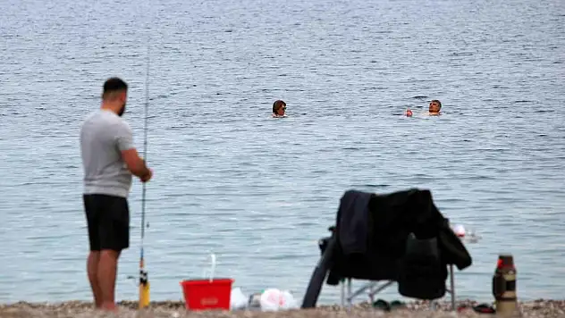 Antalya'da kasım ayında denize girmenin keyfini çıkardılar