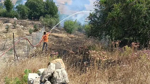 Antalya'da makilik alanda çıkan yangına müdahale ediliyor