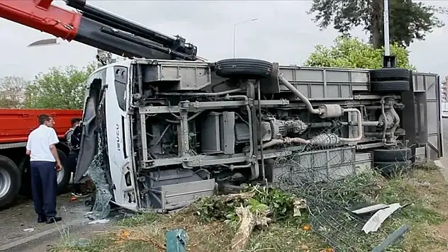 Antalya'da otel servis aracı devrildi, 19 kişi yaralandı