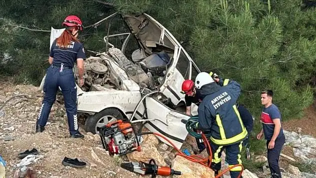 Antalya'da otomobil uçuruma yuvarlandı: 1 ölü, 3 yaralı